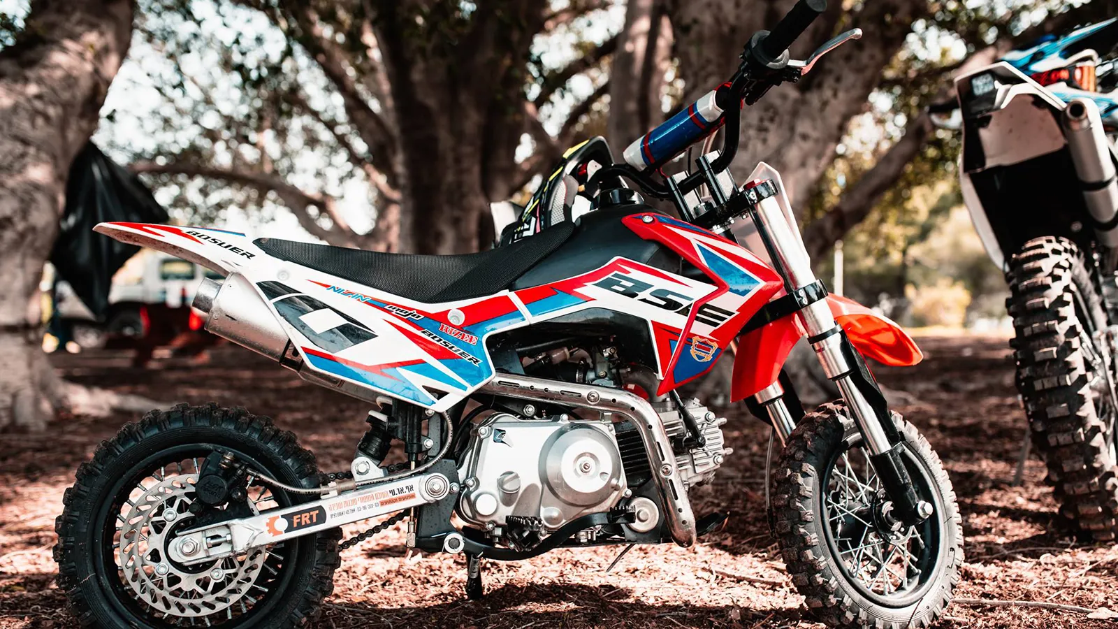 Enfant prêt pour la moto-cross pour adolescents